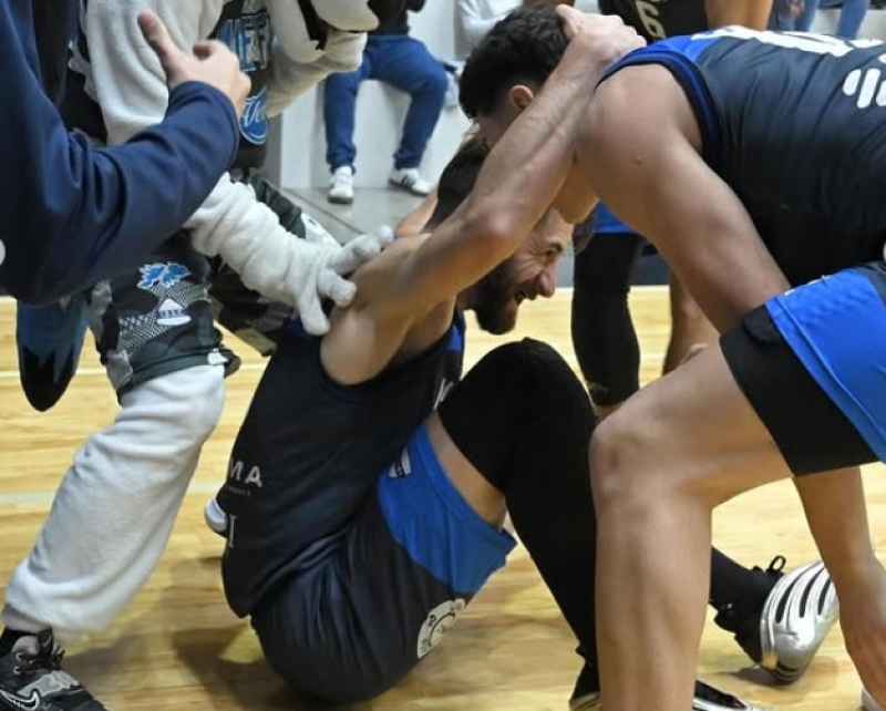 Pato sonrie y todo Oliva delira de alegría por el doble y falta que ganó el partido.