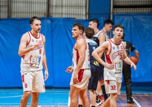 Sportivo luchó en Versailles y vuelve a definir todo a la Avenida.