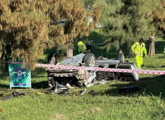 Así quedó el vehículo de los jóvenes pilarenses en la zona parquizada de Panamericana.