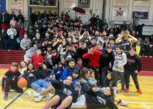 El Rojinegro celebró con su gente el pase a los playoffs nacionales.